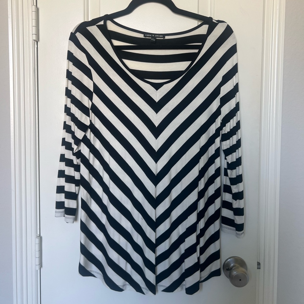 Cable & Gauge Black & White Chevron Stripe Top – Size L